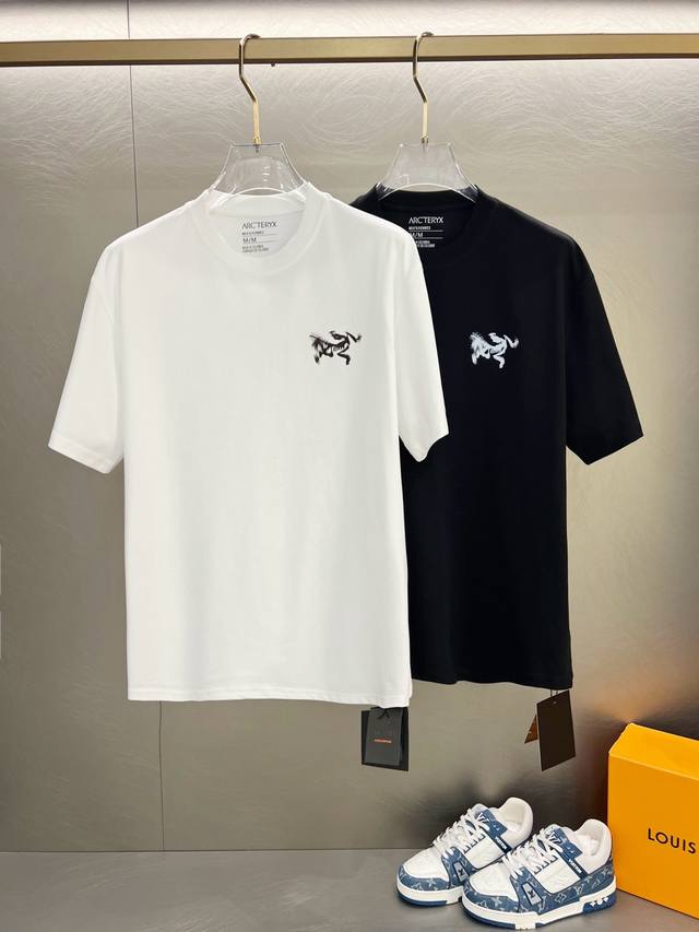 Ss始祖鸟纯棉最新面料经典标识图案Logo时尚简约潮流短袖，最顶级的品质专柜原单短袖，顶级制作工艺进口面料，专柜款独特设计，采用进口高端订制面料。官网在售！面料