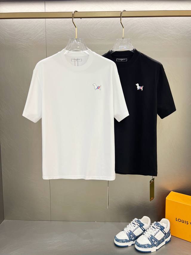 Sstb家纯棉最新面料经典标识图案Logo时尚简约潮流短袖，最顶级的品质专柜原单短袖，顶级制作工艺进口面料，专柜款独特设计，采用进口高端订制面料。官网在售！面料