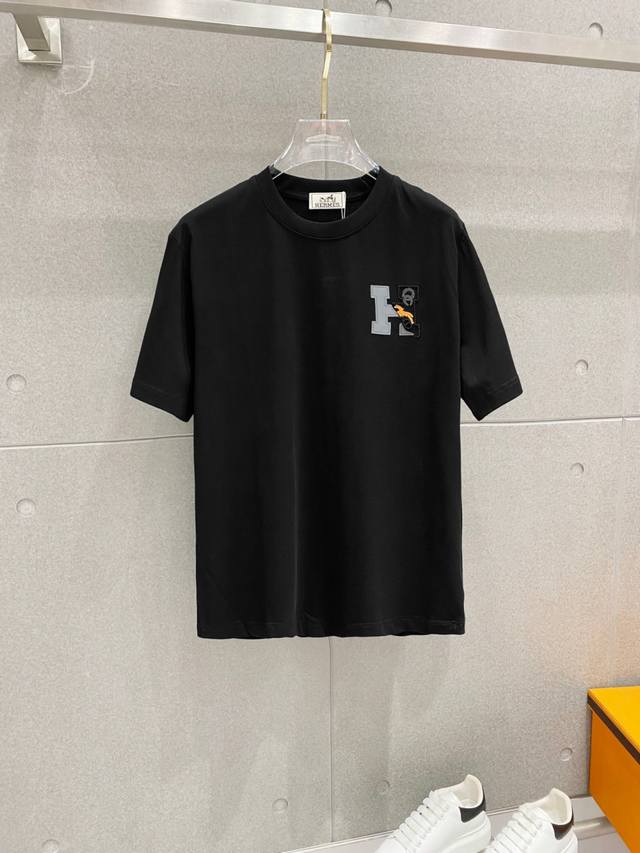高版本 爱马仕2025新款经典圆领短袖，时尚百搭经典元素打造精致工艺专柜面料，顶级元素融合打造，经典短袖3标齐全，潮男时尚，无论是上身舒适度还是都是无可比拟的存