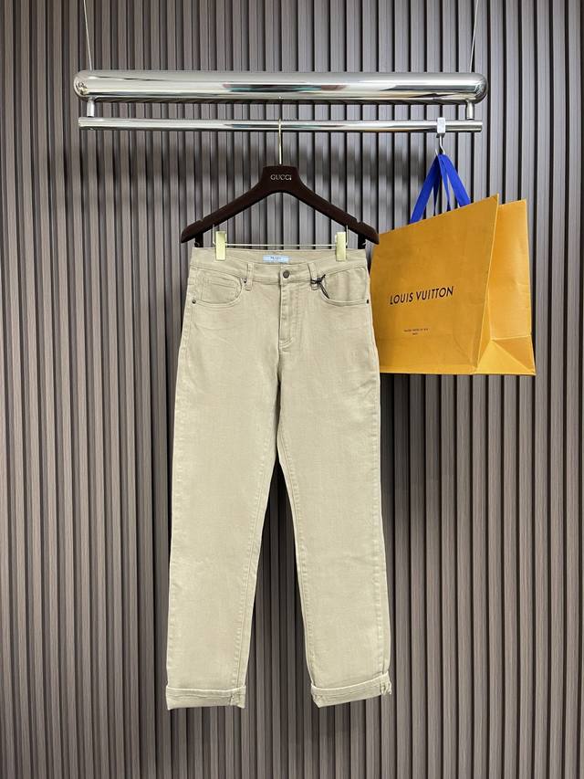 Prada 2025Ss新款牛仔棉质牛仔裤，这款展现遵循再生农业理念制成的创新牛仔面料。采用棉质混纺斜纹面料精心制作，进口原版水洗微弹力面料，原版五金刻字Log