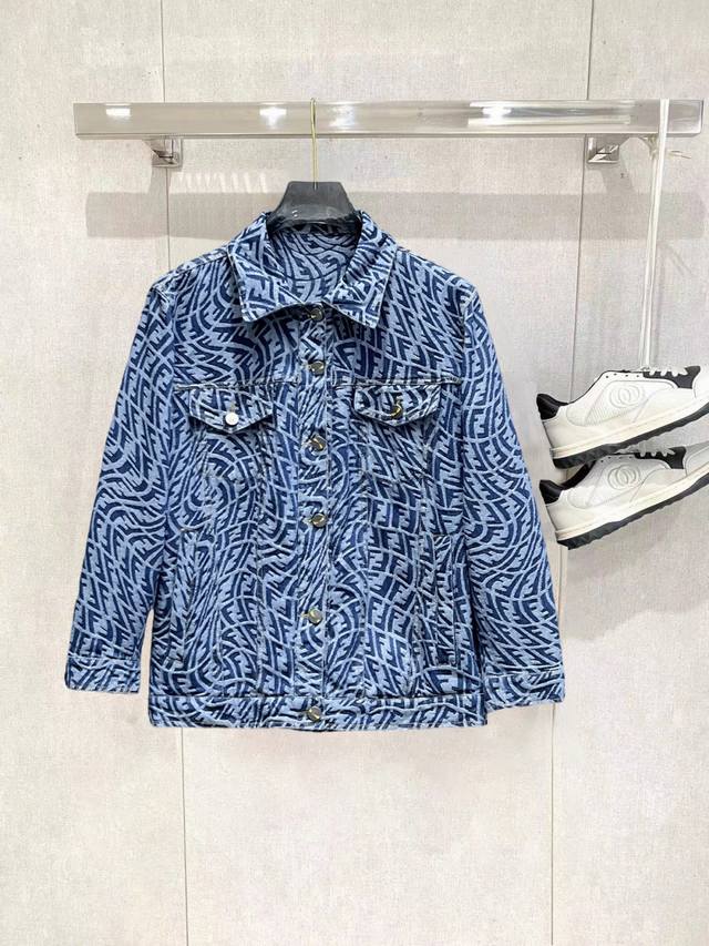 芬迪 2025春季新款夹克牛仔外套，秀场新品品相非常完美，穿着舒适保暖，原单三标齐全 色泽饱满诱人，非常出彩的设计，轻松将时髦感进阶，做工极为考究严谨，走线工整