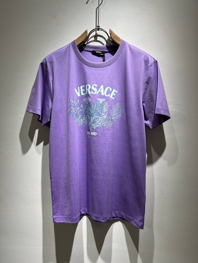 Versa*E 范*哲2025春夏新款男女同款情侣短袖T恤，潮流轻奢新品登场 原单复刻产物 高端品质 市场最高版本 米兰时装设计师款 先睹为快，独家现货发售；客