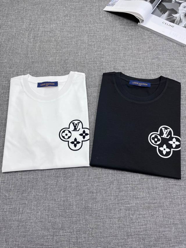 驴牌Lv男士春款圆领短袖，香港洋行渠道货，重磅高端臻品，高奢品鉴白金级单品，25年官柜新品，欧洲区域限量售卖款！视觉相当雅致时髦，辨识度颇为鲜明，复古且时髦，非