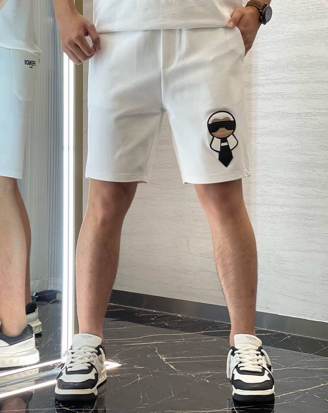 Fend*25S夏季情侣休闲五分抽绳短裤.非常强悍的老佛爷，提升裤子整体层次..优选高端锦棉面料.超级舒适.自带挺阔感不会软塌 厚实有质感！！！夏季衣橱首选单品