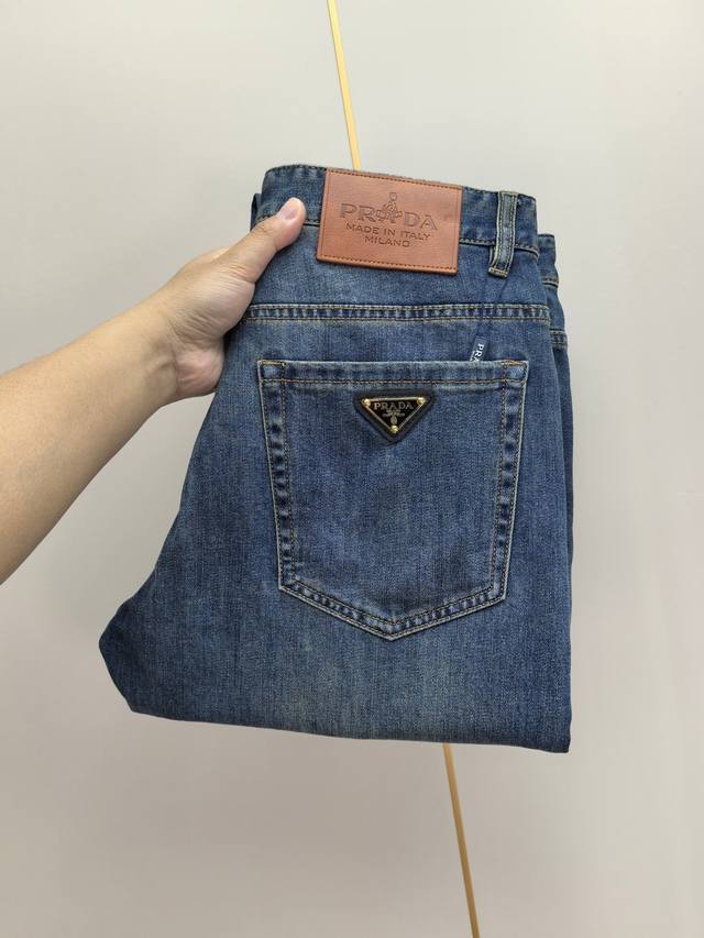 普拉达。2025春夏最新推出男士牛仔裤新品！重工水洗牛仔面料，定制面料和一般牛仔布料比起来，更加柔软舒适！超重工洗水工艺 双工艺洗水 整条裤子，手感舒适，细腻程