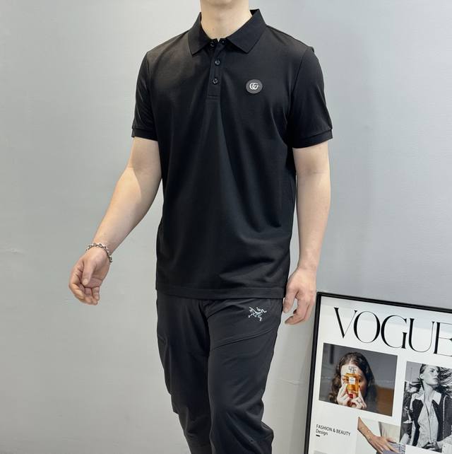 Gucc*古奇25S春夏男士Polo，商务休闲款推荐经典基础款.此款短Tee甄选丝光珠地棉面料，触感爽滑软糯，衣身胸前定制皮牌.原版五金纽扣辅料.高级与规格感更