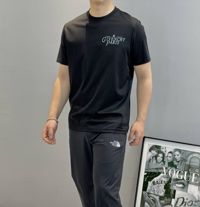 Givench*Y纪梵-希25S夏季圆领短袖.经典品牌字母T恤.极为难得的款式，采用190G丝光棉面料，贴身体感非常舒适透气.......镜头画面品牌字母图形双