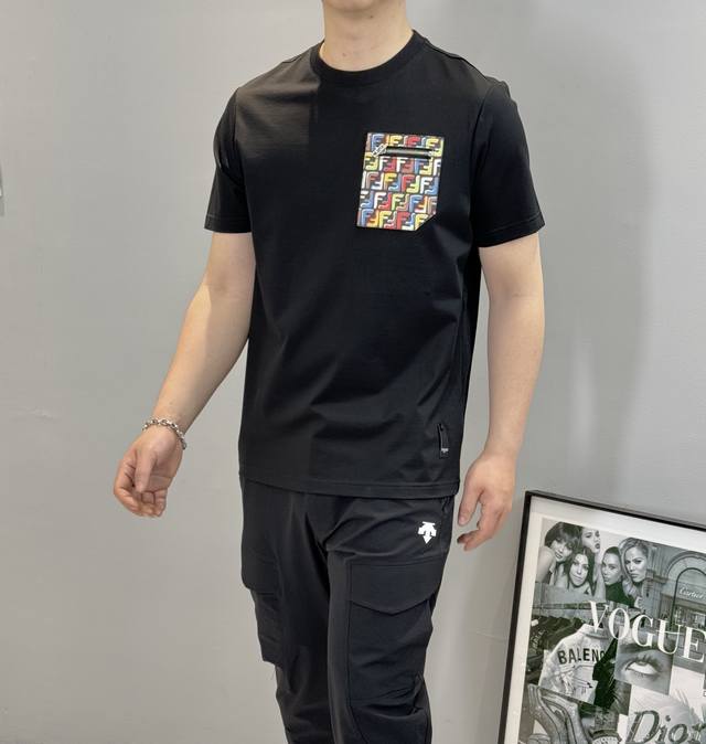 老花令牌，入手靠缘分！Fend*芬-迪25S春夏男士圆领短袖..Fd标志性产物.定制皮牌口袋搭配Logo标识.彩色Ff融入夏季色彩.讨巧的细节非常具有美感 .采