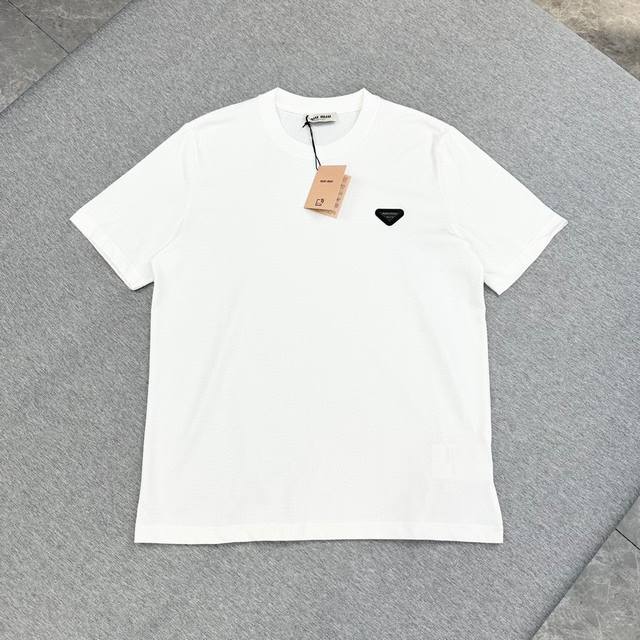 Miu- 新品 胸前三角标字母章仔设计款圆领短袖T恤 定制面料上身舒适柔软 简约款版型 随意搭配 男女同款 S-Xl