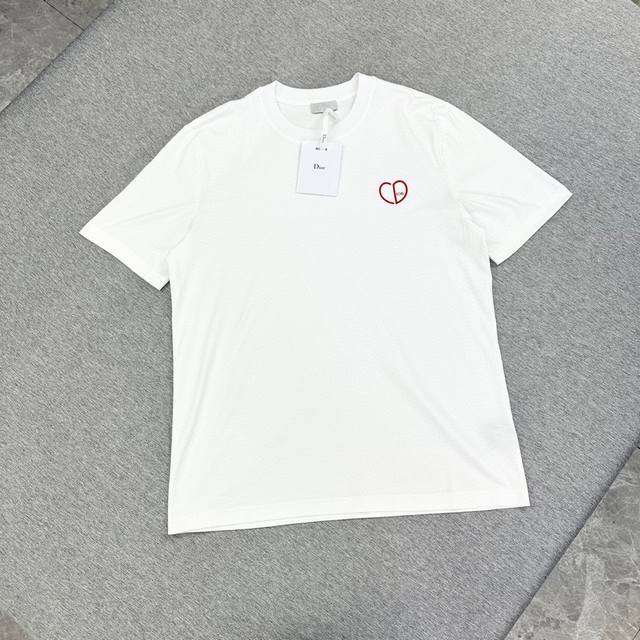 Dio- 新品 胸前Cd爱心印花圆领短袖T恤 简约设计款 不挑人的款式 定制面料上身舒适柔软 男女同款 S-Xl