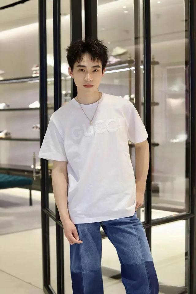 Gu- 新品 标志性字母立体刺绣Logo图案 棉质圆领短袖T恤 上身舒适 简约百搭款 男女同款 推荐 S-Xl