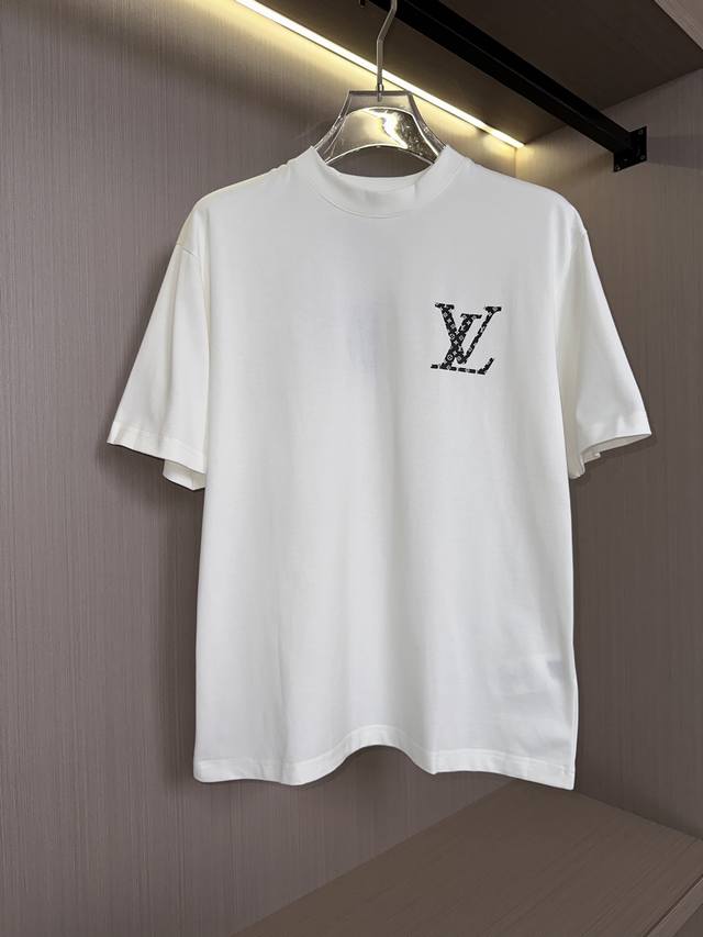 Lv驴牌25Ss春夏新款圆领短袖，定制纯棉材质，舒适透气，胸前后背品牌字母图案设计 时尚百搭，休闲单品 颜色：黑色，白色 码数：M-3Xl