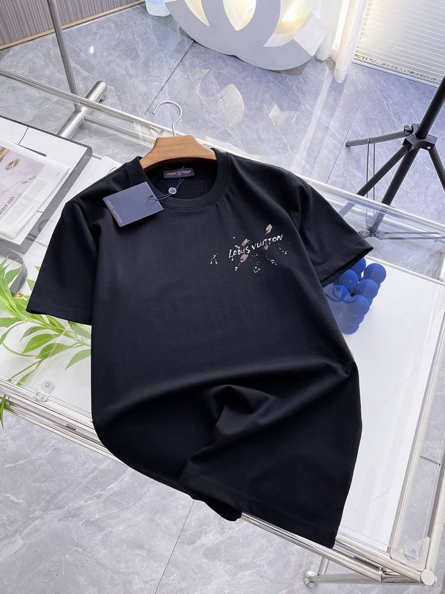 Lv 夏季新品，人工手绘时尚单品设计，更加时尚舒适，高标准定制，上身非常有型，客供辅料，客供进口高档面料质感非常细腻，细节工艺精湛考究，塑造性极高的一款单品，任