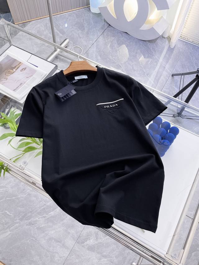 普拉达 夏季新品，时尚单品设计，更加时尚舒适，高标准定制，上身非常有型，客供辅料，客供进口高档面料质感非常细腻，细节工艺精湛考究，塑造性极高的一款单品，任何时装