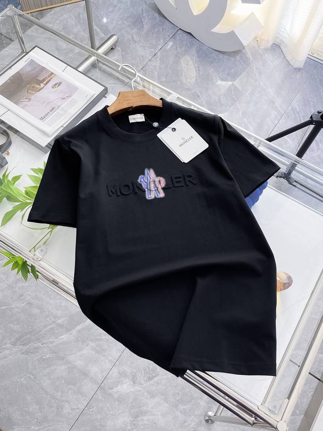 蒙口 夏季新品，全新工艺，高定面料 玉蚕丝般的丝滑 时尚经典圆领短袖时尚单品设计，更加时尚舒适，高标准定制，上身非常有型，客供辅料，客供进口高档面料质感非常细腻