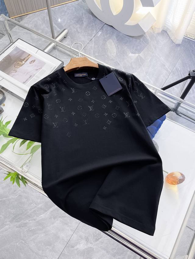 Lv 夏季新品全新工艺，高定面料 玉蚕丝般的丝滑 时尚经典圆领短袖时尚单品设计，更加时尚舒适，高标准定制，上身非常有型 客供辅料，客供进口高档面料质感非常细腻，