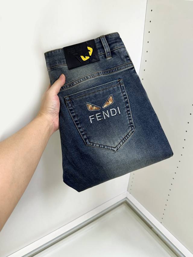 Fendi 芬迪 爆款来袭 新款新品 专柜有售 实体店已极品牛仔裤专柜原版1:1好货，适合各个年龄段。市场最高版本的欧洲进口面料。舒适柔软亲肤，上身效果超级棒时
