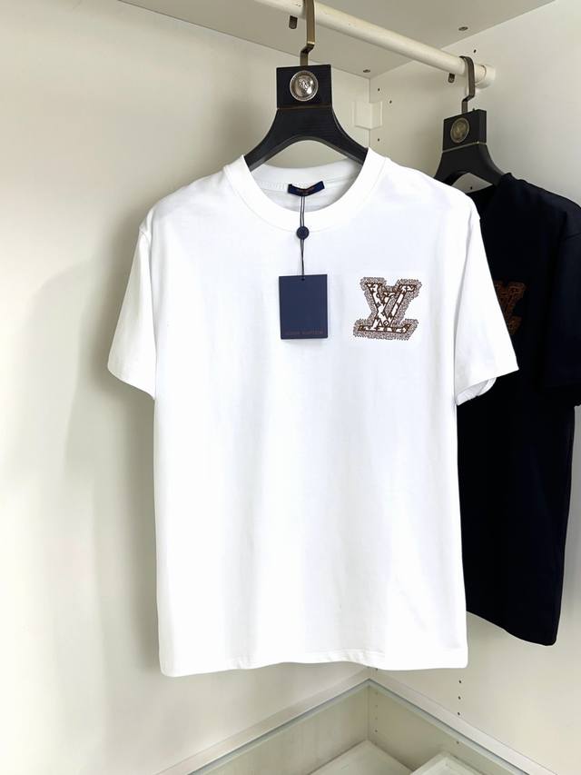 Lv 路易威登 2550春夏新款短袖T恤！走秀图案时尚休闲短袖T恤衫！设计Logo设计！极具设计精选客供100%全棉面料，手感柔软亲肤，着身舒适透气性都无法挑剔
