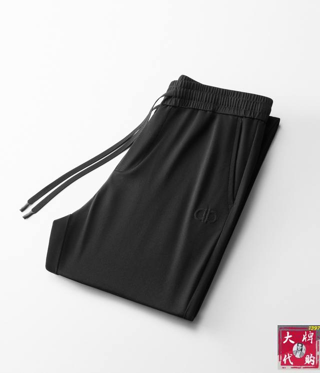 菲拉格慕 新品。订制高品质时尚松紧带休闲裤。超级百搭款。独家定制-进口高端高密度精棉面料，贴身舒适，超靓版型、上身显腿修长，內里，走线都无可挑剔，任何场合都可出