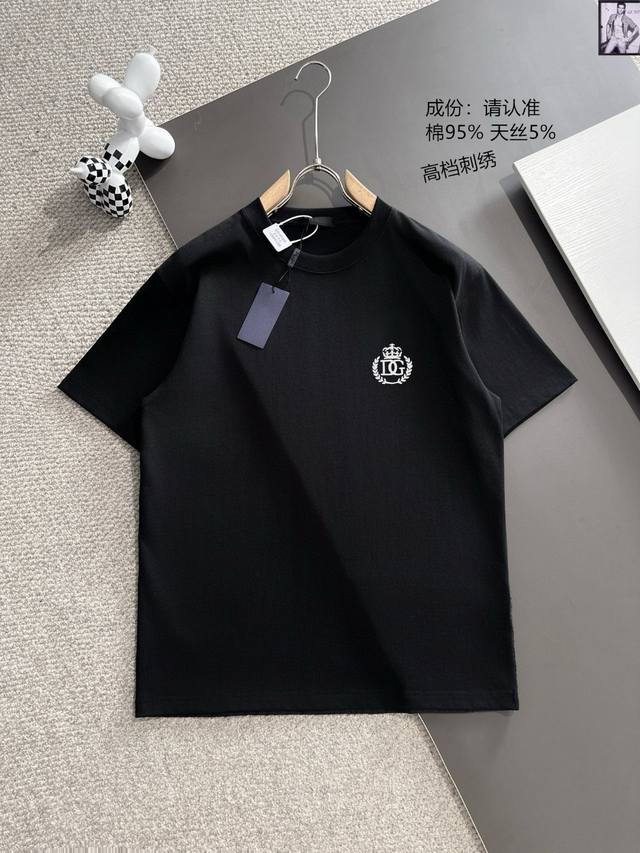 Dg 杜嘉班纳 夏季新款 男士圆领T恤 官网柜台同步售卖 高端定制 胸前Logo设计 采用进口高克重纯棉面料 柔软细腻 舒适透气性优越 极易凸显出气质 ，上身百