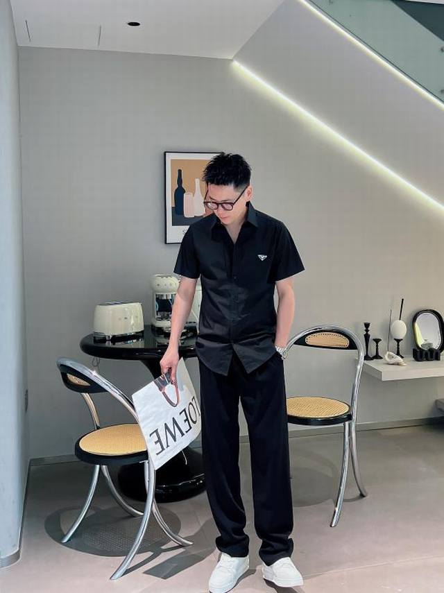 Prada*2025帅气修身备款短袖衬衫，100%鲁泰丝滑面料，舒服透气，休闲衬衣，简约时尚，从容百搭，帅气优雅 纯进口订制面料 不易起皱 奢华如新 做工细致精