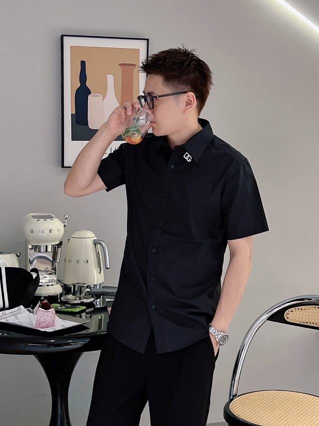 D&G 杜嘉班纳 *2025帅气修身备款短袖衬衫，100%鲁泰丝滑面料，舒服透气，休闲衬衣，简约时尚，从容百搭，帅气优雅 纯进口订制面料 不易起皱 奢华如新 做