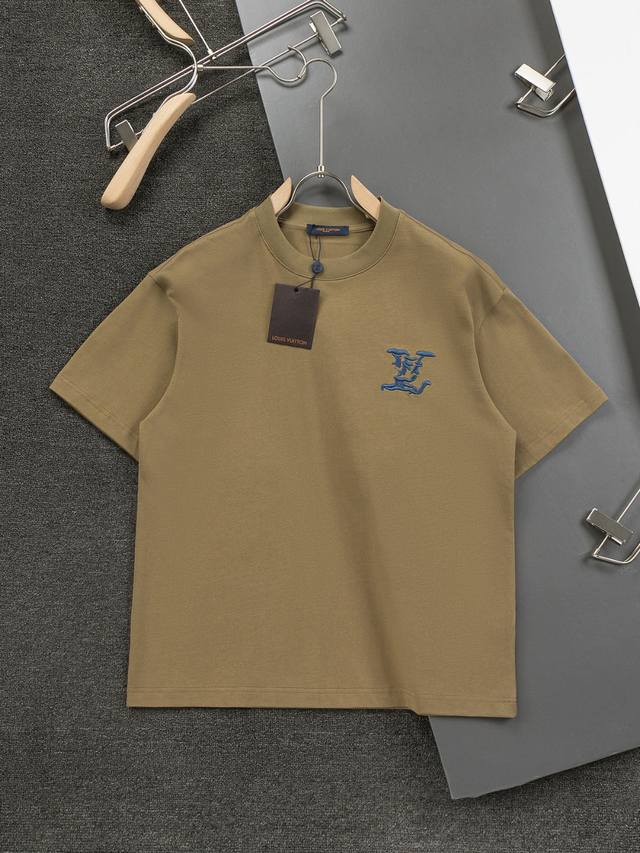 LV 25新品专柜走秀款 前后高端牛仔贴布斑斓绣花云朵字母短袖T恤，男女同款！短袖不在千篇一律的大众脸，而是一定要独特吸引人的眼球，这一款Lv短袖品相品质都在线