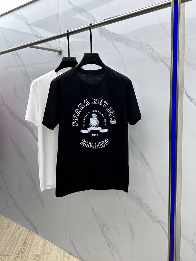 Prada 普拉达 2025春夏新款个性印花短袖，高版本，专柜同步！很有辨识度，超级有质感！叠穿打底就很有博主范儿了 ，低调有品位 ，原版面料 ，丝光棉面料，上