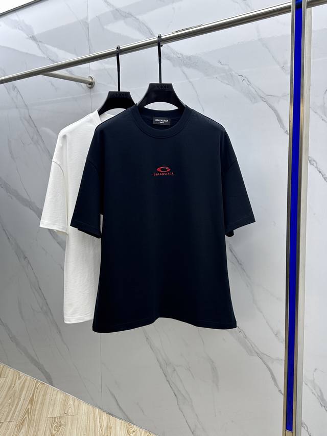 Balenciaga 巴黎世家 2025Fw春夏新品圆领打底外穿T恤，立体感Logo微廓形半袖，活性纯棉打底T恤，棉，手感面糯有骨感，柔而有韧性。工艺处理，韧性