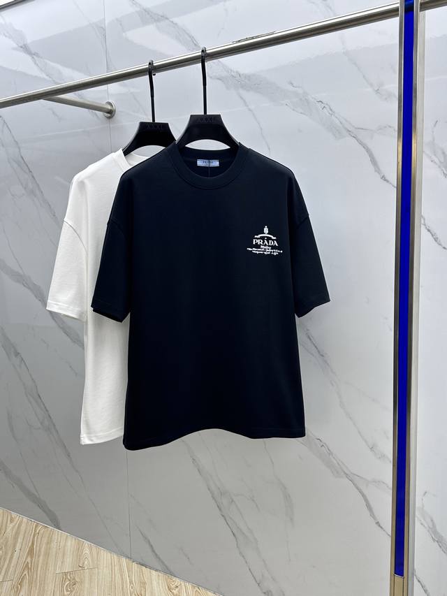 Prada 普拉达 2025Fw春夏新品圆领打底外穿T恤，立体感Logo微廓形半袖，活性纯棉打底T恤，棉，手感面糯有骨感，柔而有韧性。工艺处理，韧性和抗皱性能得
