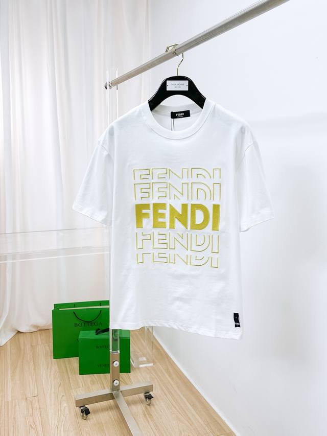 市场有仿版认准工艺和面料 25Ss芬家纯棉最新面料 最高版本 胸前Fendi字母刺绣工艺经典标识图案Logo时尚简约潮流短袖，最顶级的品质专柜原单短袖，顶级制作