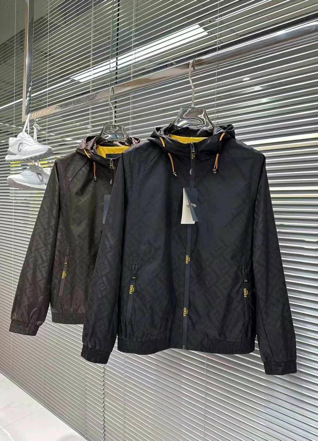 fend* 芬*迪 2025年春夏新品男士休闲连帽夹克外套。品相足够完美。欧洲定制面料，舒适与透气特性备受青睐，丝毫不闷热。满花字母勾勒图案设计，却是最经典百搭