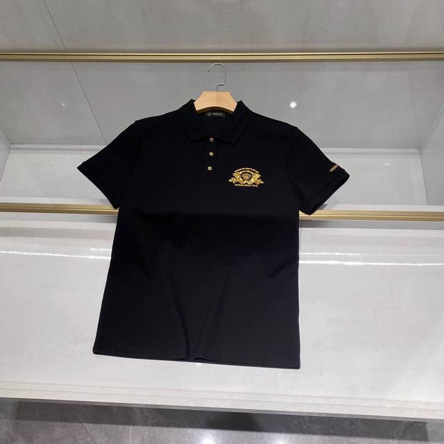 新品 范*哲25春夏男士最新男士翻领时尚Polo衫，香港洋行渠道货，明星级人气限量单品，专柜同款销售！ 此款衬衫整体的设计沿袭了范*哲家的设计美学基因，设计师奇