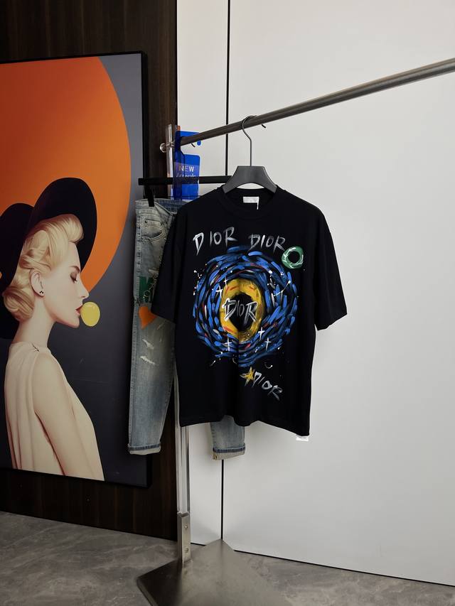 Dior2025春夏新品短袖T恤，一比一原版印花.三标齐 ！简约百搭款。纯棉面料.穿着透气舒适！黑白两色 微阔版型.男女同款！码数：M-Xxl M码可以穿到14