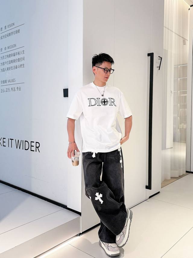 迪奥 2025春夏新款首发专柜最新款短袖圆领T恤 高端订制 设计前卫时尚！品牌Logo重工艺设计 高端定制丝光云朵棉面料.手感柔软.穿着舒适.专柜级别精致车线.