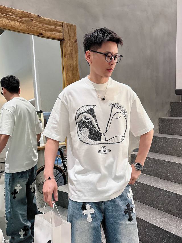 华伦天奴 2025春夏新款首发专柜最新款短袖圆领T恤 高端订制 设计前卫时尚！品牌Logo重工艺设计 高端定制丝光云朵棉面料.手感柔软.穿着舒适.专柜级别精致车