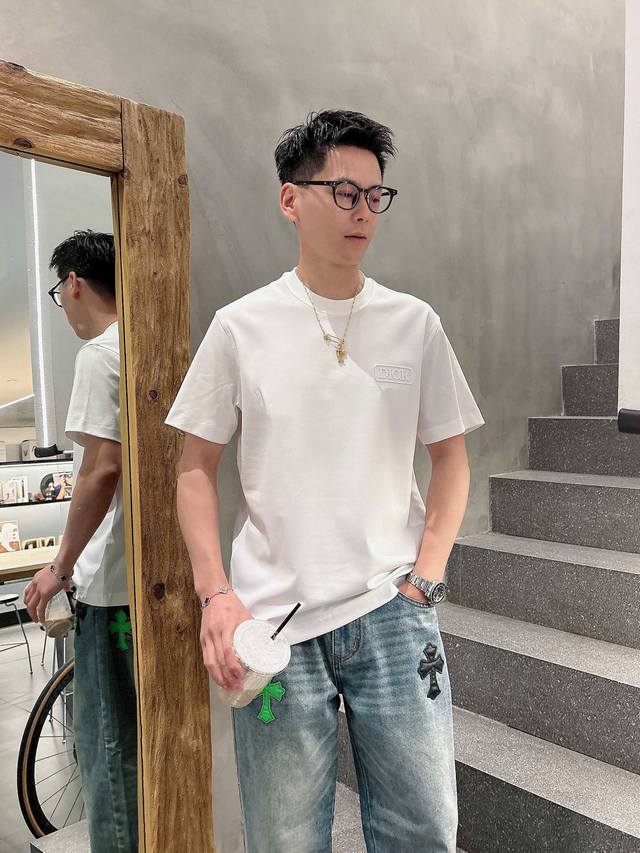 迪奥 2025春夏新款首发专柜最新款短袖圆领T恤 高端订制 设计前卫时尚！品牌Logo重工艺设计 高端定制进口液氨匹马棉面料.手感柔软.穿着舒适.专柜级别精致车