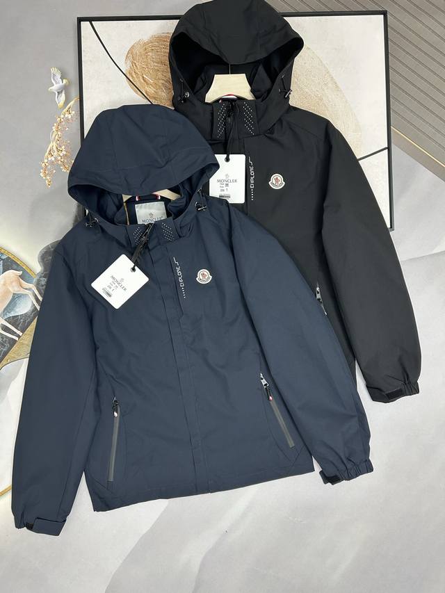 蒙口男士连帽拉链夹克外套Moncler蒙口男士连帽风衣夹克，蒙口最新休闲连帽夹克，一款简约有型外套款，早春交替不可缺少的应季款夹克 优质聚酯纤维面料手感柔软细腻