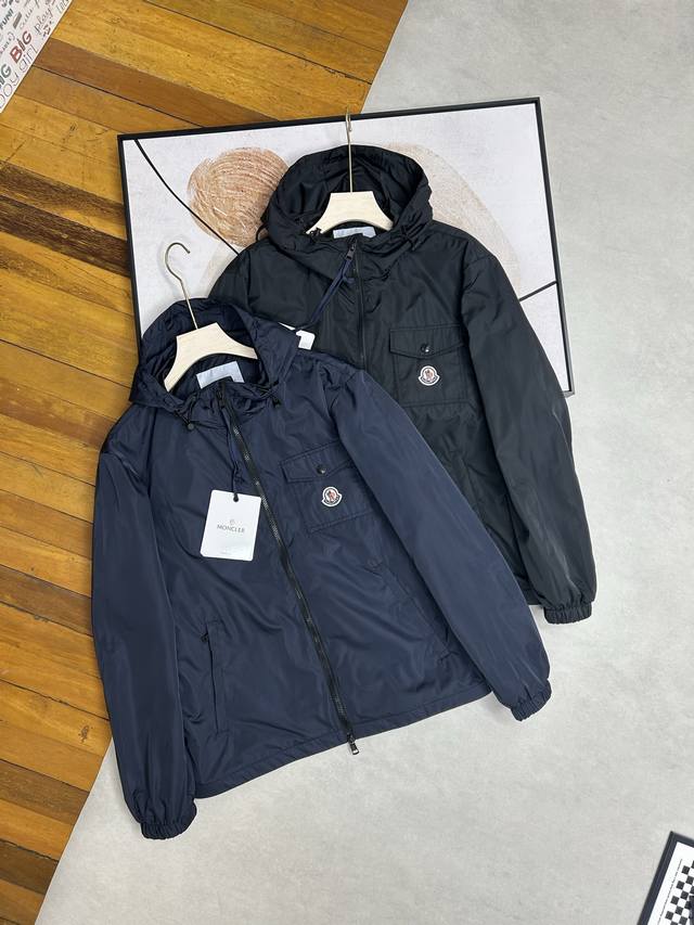蒙口男士连帽拉链夹克外套Moncler蒙口男士连帽风衣夹克，蒙口最新休闲连帽夹克，一款简约有型外套款，早春交替不可缺少的应季款夹克 优质聚酯纤维面料手感柔软细腻