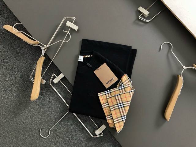 Bbr*合身版型M-Xxxl 25春夏顶级黑色格纹绣融合骑士刺绣精致工艺专柜面料重磅短袖，顶级元素融合打造，经典短袖3标齐全，潮男时尚，无论是上身舒适度还是都是