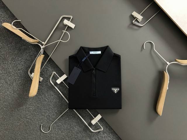 Prad*合身版型M-Xxxl 2025春夏经典金属三角标拉链Polo*精致工艺专柜面料，顶级元素融合打造，经典短袖3标齐全，潮男时尚，无论是上身舒适度还是都是