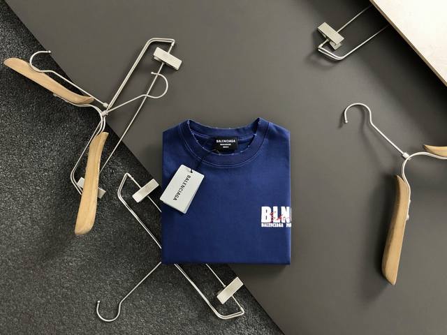 Ba*宽松版型S-Xl 25早春最新红色潮流专柜版本微宽高克重重磅短袖，高端品质专柜原单圆领短袖，顶级制作工艺进口面料，专柜款独特设计，采用进口高端订制进口丝线