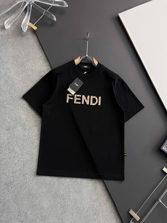 Fend*、2025Ss爆款310G纯棉双纱爆款现货四季系列短袖，简约基础衣橱神器， 休闲百搭必备款 做工走线质感一流，两色推荐：白色、黑色、 独家版型测试上身