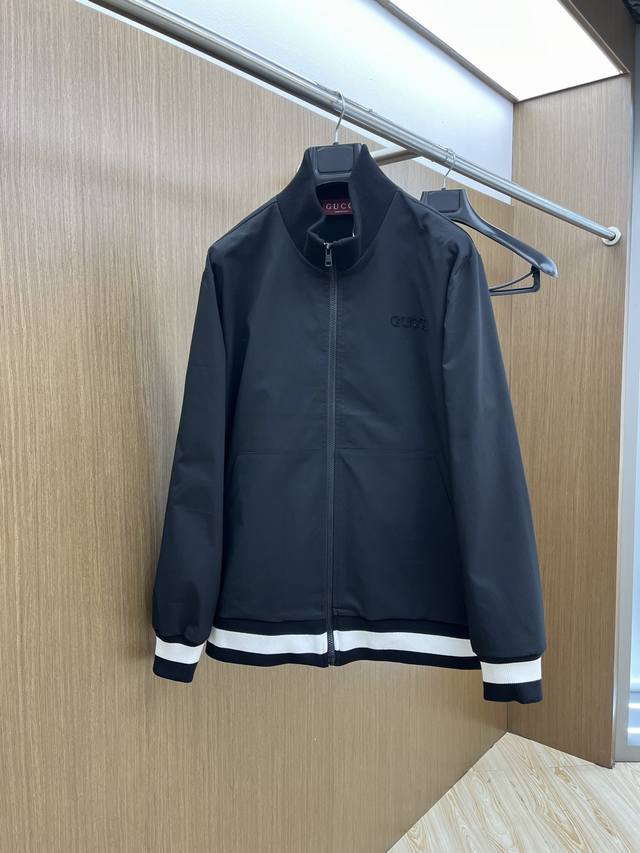 Guc 2540开春新款男士立领夹克外套，高定专柜面料 透气舒适度高，细节无可挑剔，品牌元素设计理念，做工考究工艺复杂，专业代购级体现高品质。Lz手感细腻柔软！