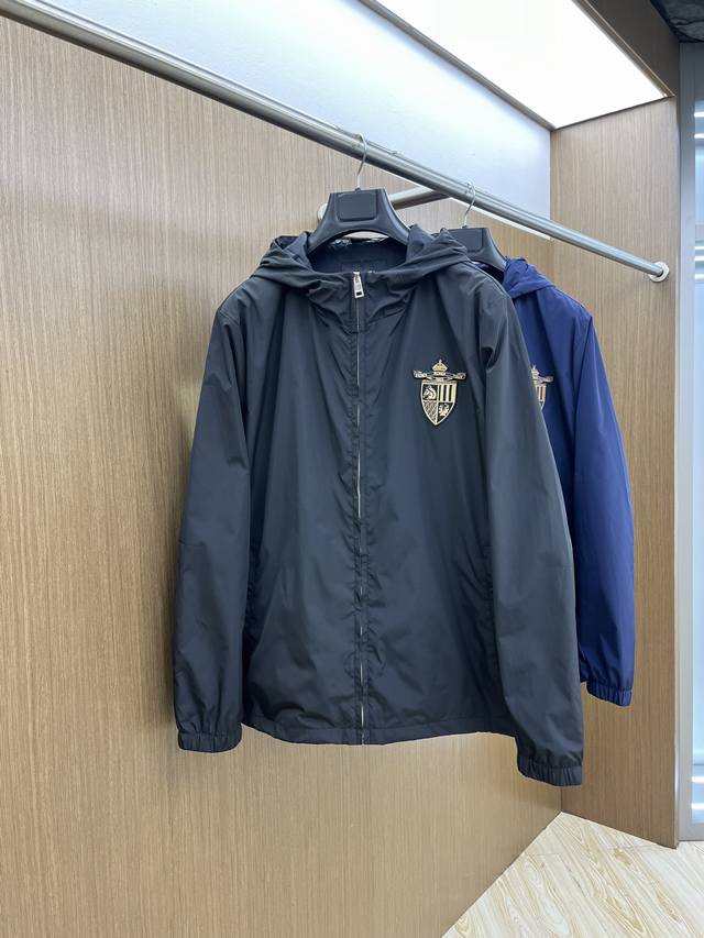 Dg 2540开春新款男士连帽夹克外套，高定专柜面料 透气舒适度高，细节无可挑剔，品牌元素设计理念，做工考究工艺复杂，专业代购级体现高品质。Lz手感细腻柔软！呈