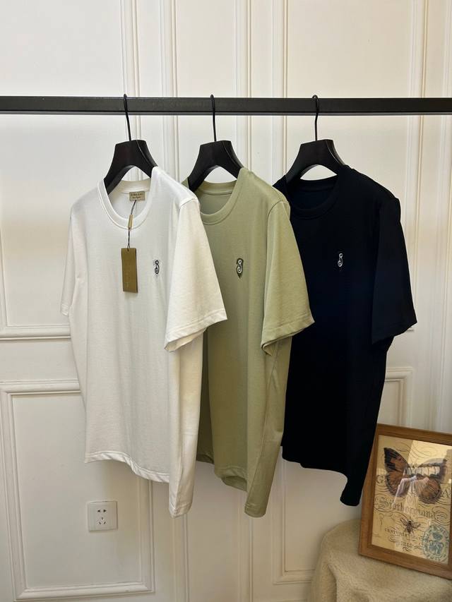 新品 Burberry 巴宝莉，2025夏季最新品，专柜同步有售，原单狠货，时尚休闲翻领短袖T恤，进口原版面料，上身舒适透气，顶级刺绣工艺字母图案装饰Logo，