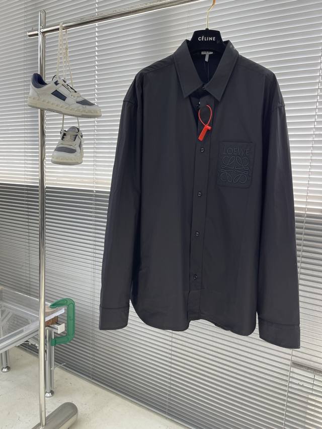 Loew Anagram 口袋衬衫 定制P-Soft风柔棉 该款面料是全棉时代自研的 有着“越洗越软”的特点 细腻柔软 舒适贴肤 一抹黑色 尽显非凡品味 优雅自