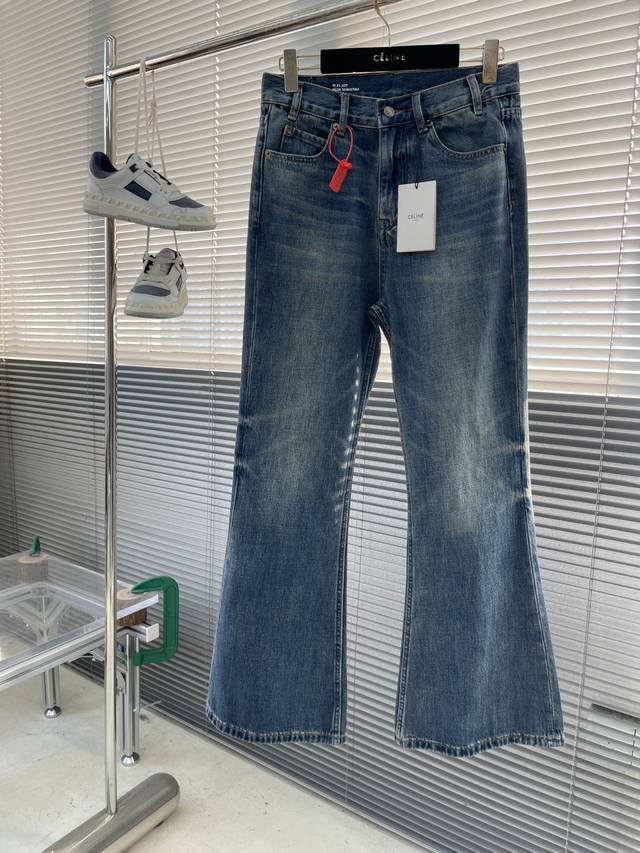 Celin 水洗微喇牛仔裤 定制臻美纹理斜裁全棉牛绸 质感卓越 舒适贴肤 经典蓝色基调与渐变磨白交织 增添一抹现代与轻盈 魅力之源在于版型之胜 完美贴合身形 行