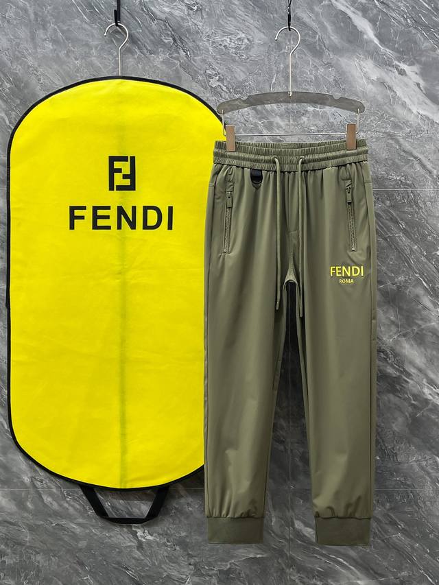 Fendi# 2025 天丝锦纶四面弹春夏休闲裤子 美学的焕新诠释,演绎浓郁的格调型时尚风范,细节感和设计感强悍.经典品牌标识做为色彩搭配,演绎经典的品牌时尚,