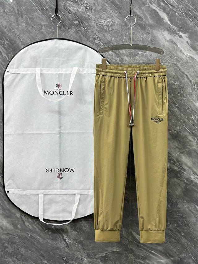 Moncler# 2025 天丝锦纶四面弹春夏休闲裤子 美学的焕新诠释,演绎浓郁的格调型时尚风范,细节感和设计感强悍.经典品牌标识做为色彩搭配,演绎经典的品牌时